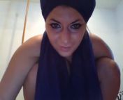 Шаловливой ручкой турочка доставляет себе удовольствие